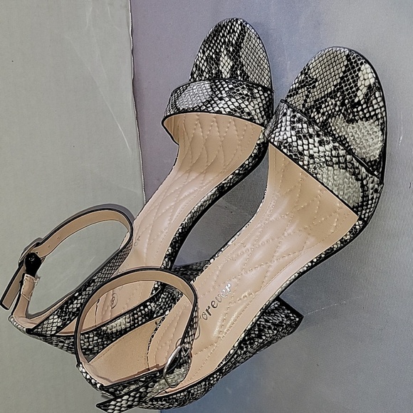 Forever high heels women's shoes size 8 sneak print used excellent Condition - Picture 2 of 7